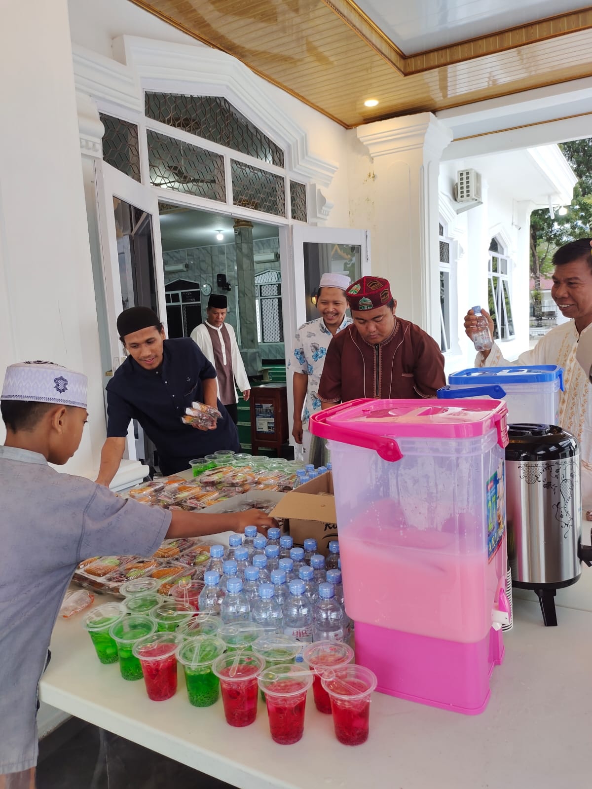 Masjid Agung Solihin, Bagi-Bagi Ratusan Takjil Selama Ramadhan