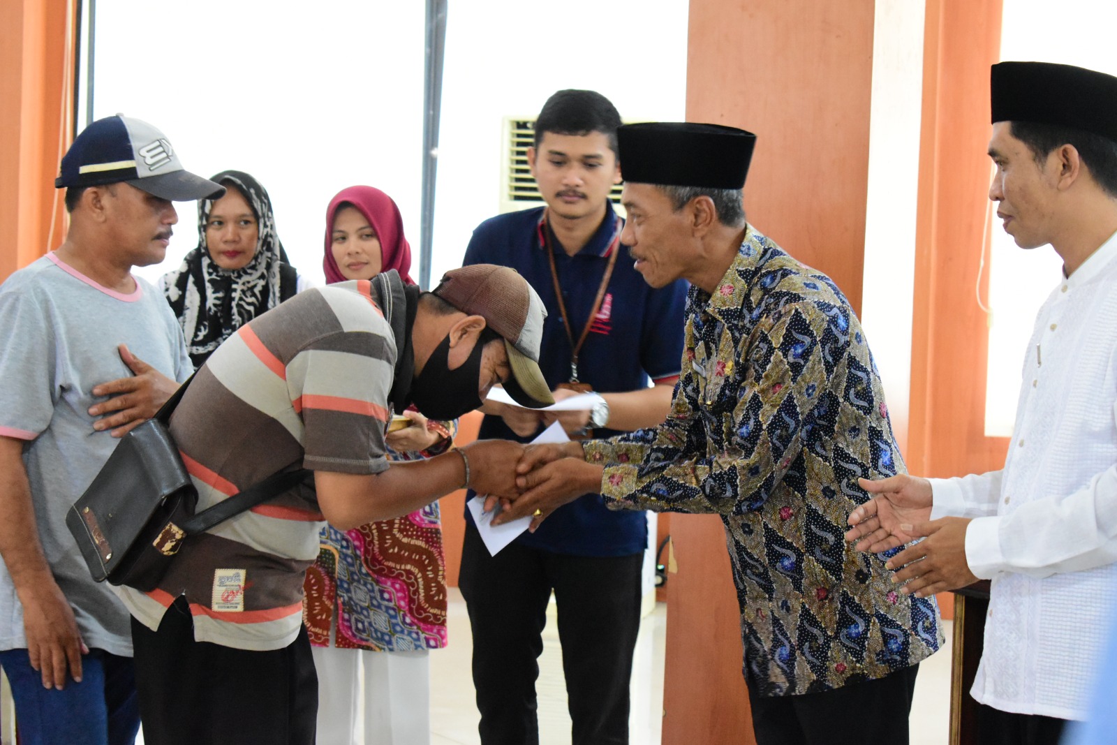 Baznas Salurkan Zakat Kepada Petugas Kebersihan, Wabup OKI : Terima Kasih Muzakki