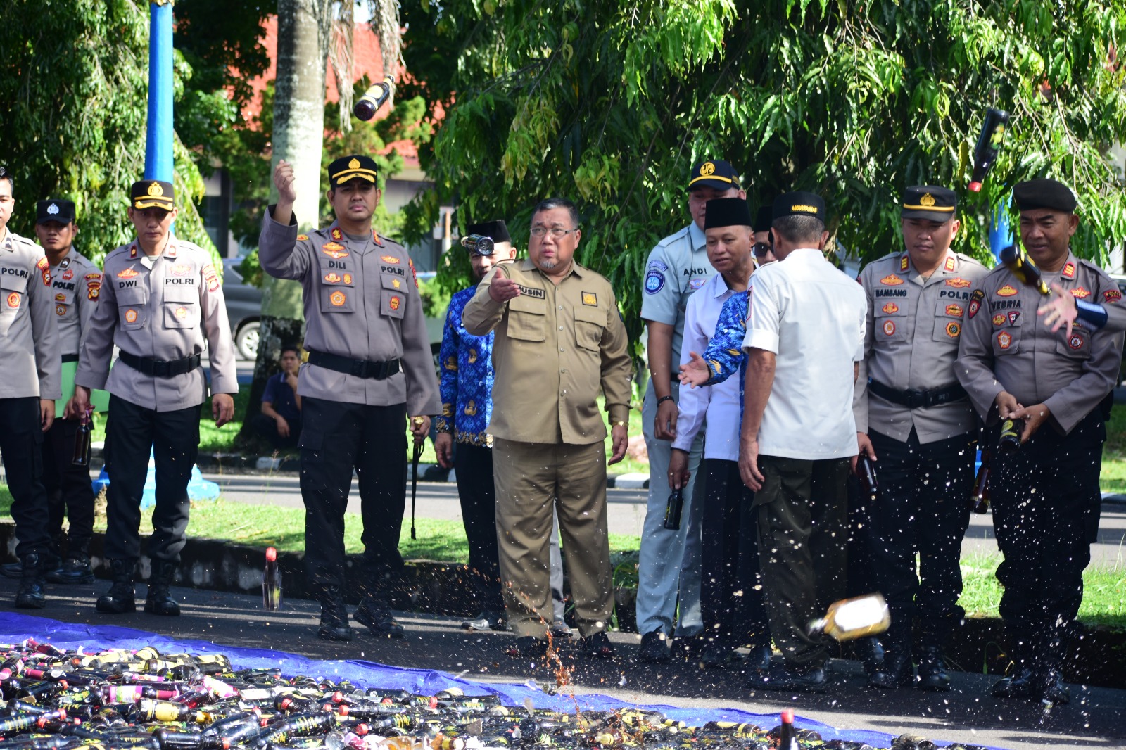 Jelang Lebaran, Forkopimda OKI Musnahkan Ribuan Miras dan Petasan