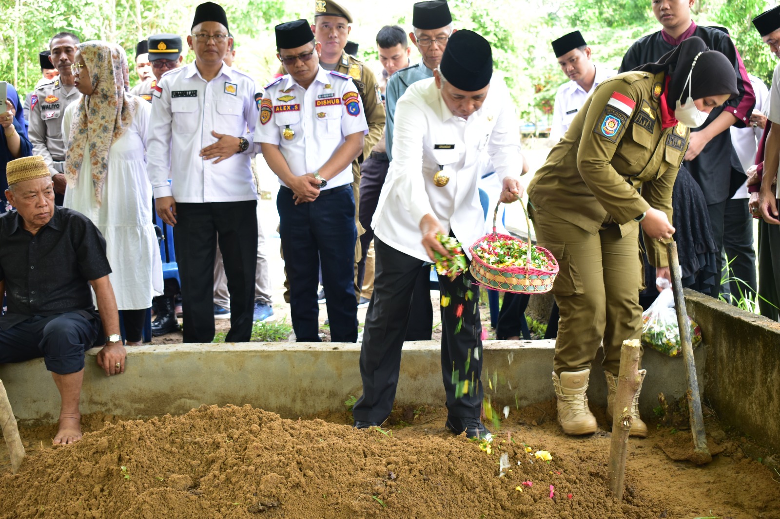 Bupati OKI Lepas Jenazah Kasat Pol PP Abdurrahman ke Peristirahatan Terakhir