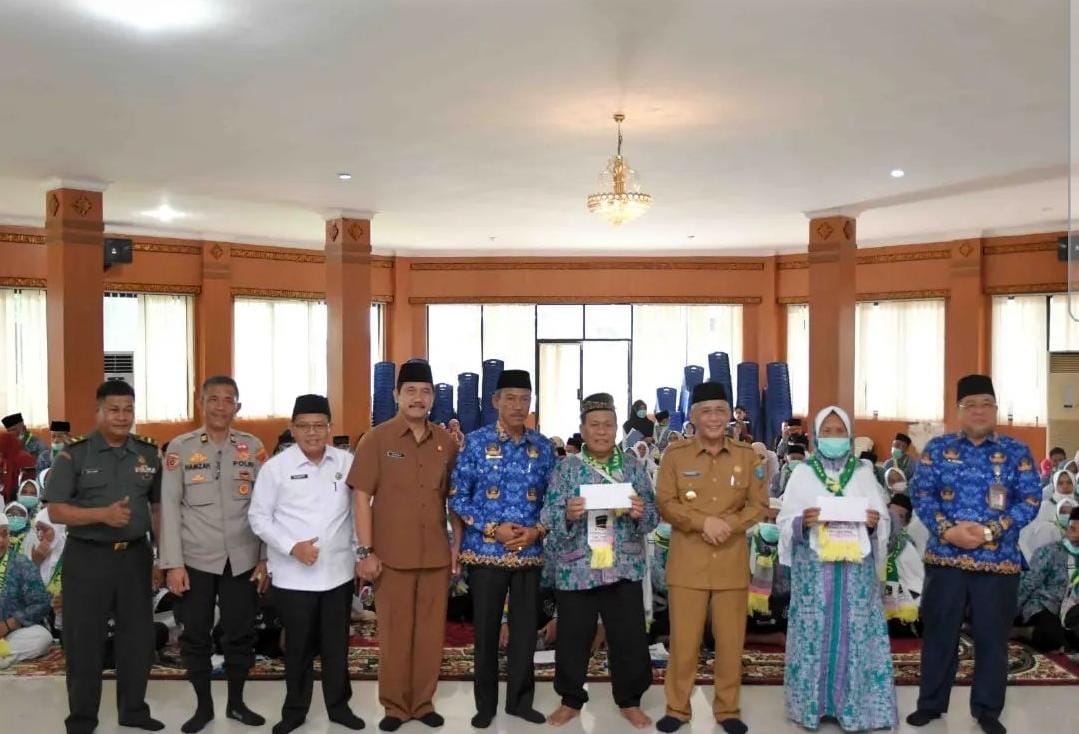 Bupati Lepas Jemaah Calon Haji OKI, Pemda Fasilitasi Bus Menuju Asrama Haji