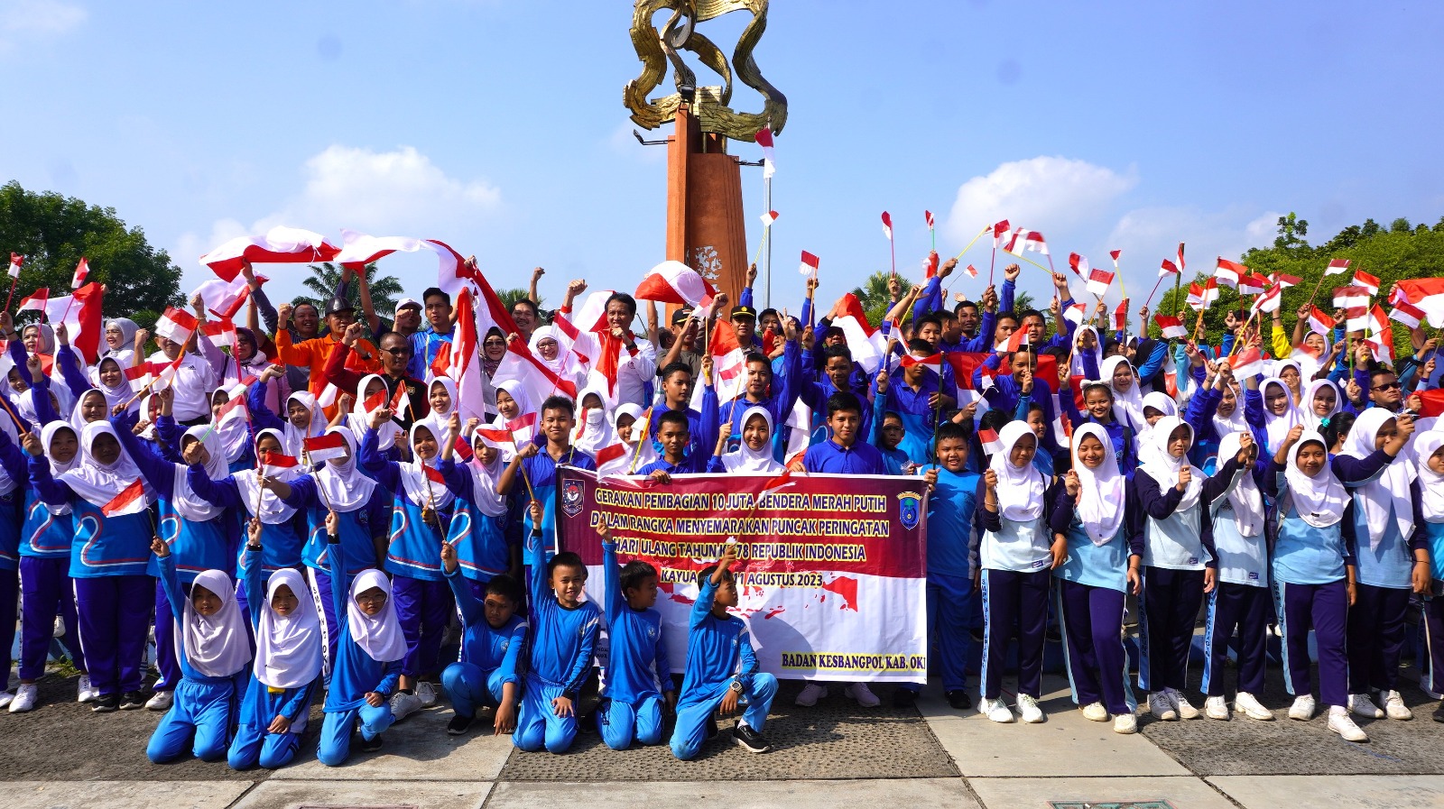 Semarakkan Hari Kemerdekaan, Pemkab OKI Bagikan Ribuan Bendera Merah Putih