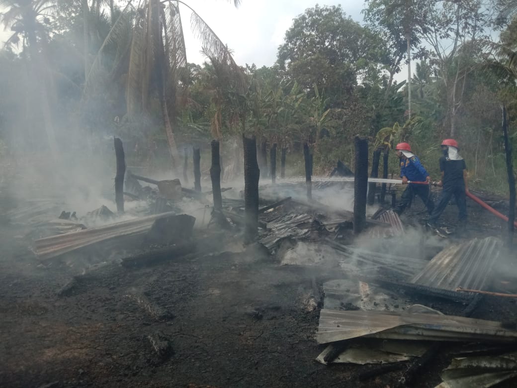 Rumah Panggung Warga Celika Ludes Terbakar Hingga Rata Dengan Tanah, Dilaporkan Tidak Ada Korban Jiwa