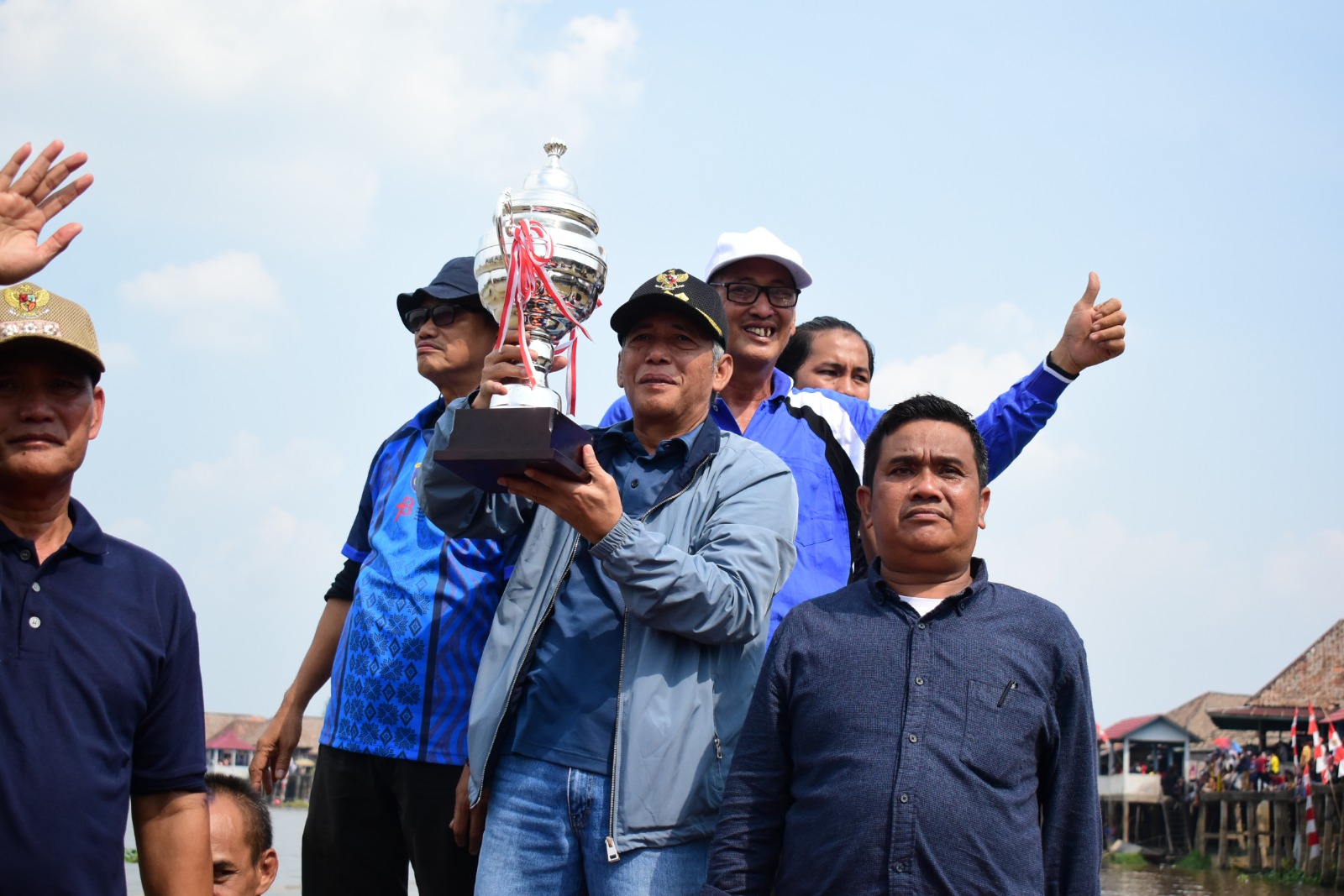 Pemenang Kebut Perahu Boyong Sapi hingga Kerbau, H Iskandar : Budaya Patut Dilestarikan Menghibur Warga