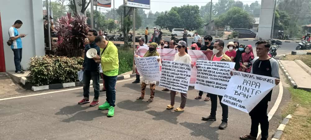 SPM Demo di Depan Kejati Desak Usut Kejari OKI Minta Banner ke Sekolah, Begini Kata Kasi Intel Kajati Sumsel