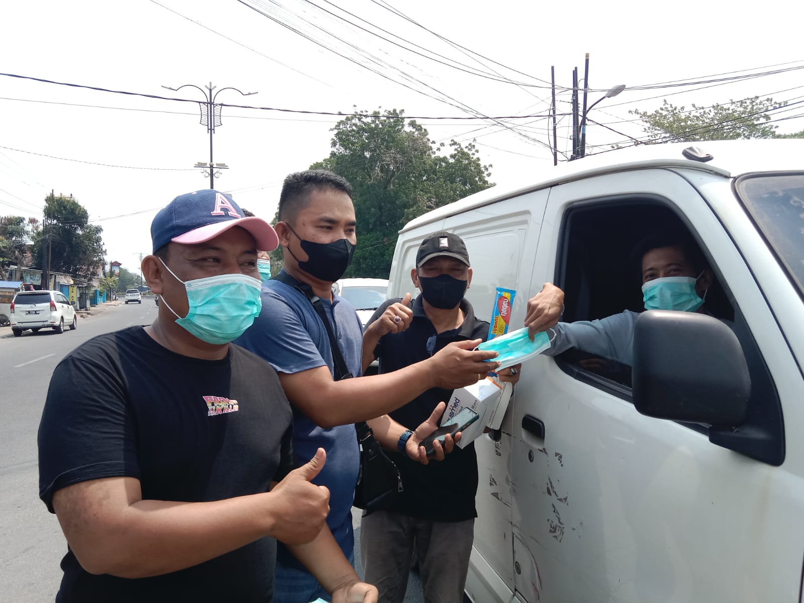 Berkontribusi Hadapi Kabut Asap, IWO OKI Bagikan Masker Hingga Edukasi Warga Jaga Lingkungan