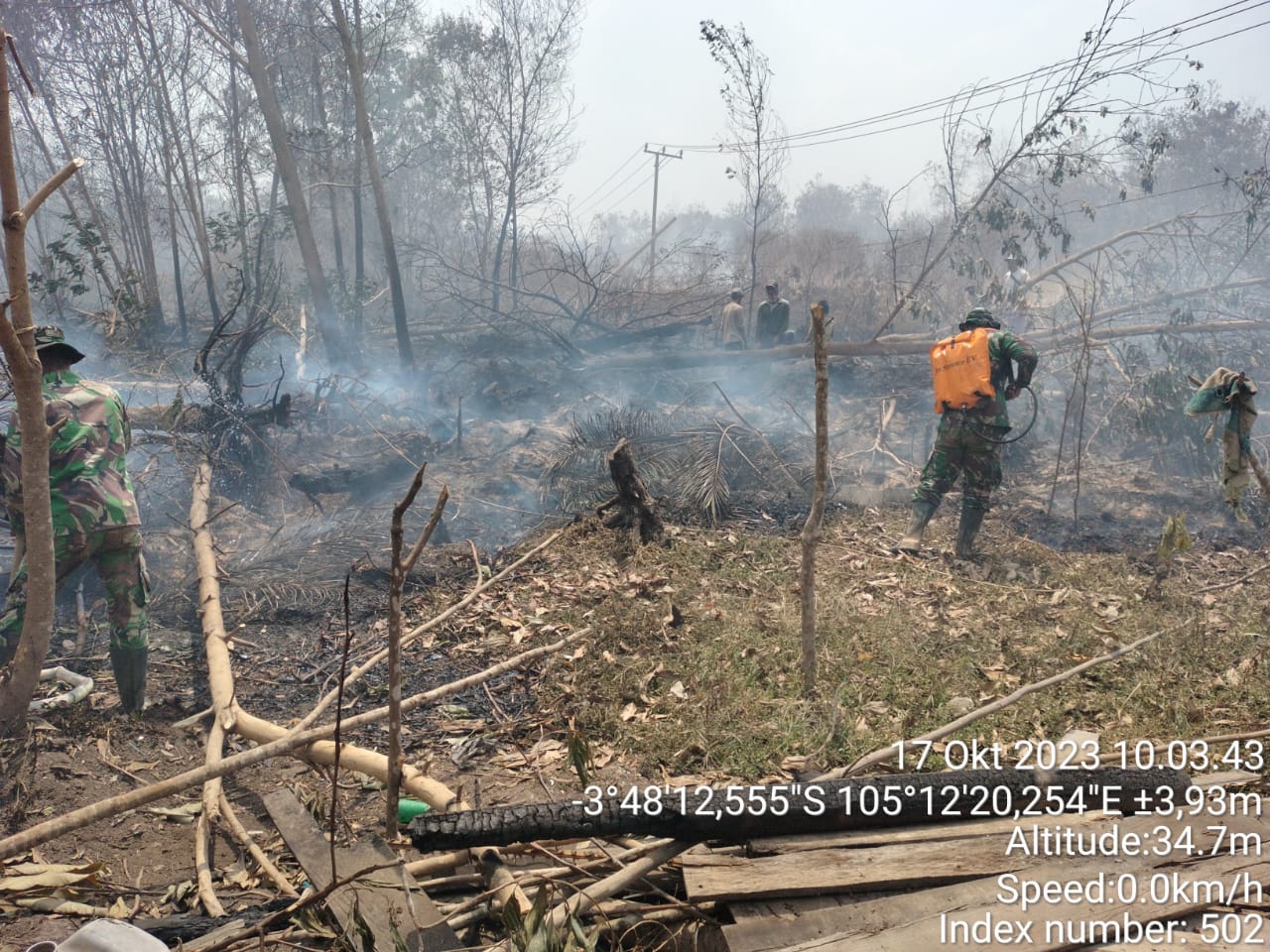 Kabut Asap Menurun, Karhutla Pagar Dewa Mesuji OKI Dipadamkan Personil Koramil dan BKO Yonif 143/TWEJ