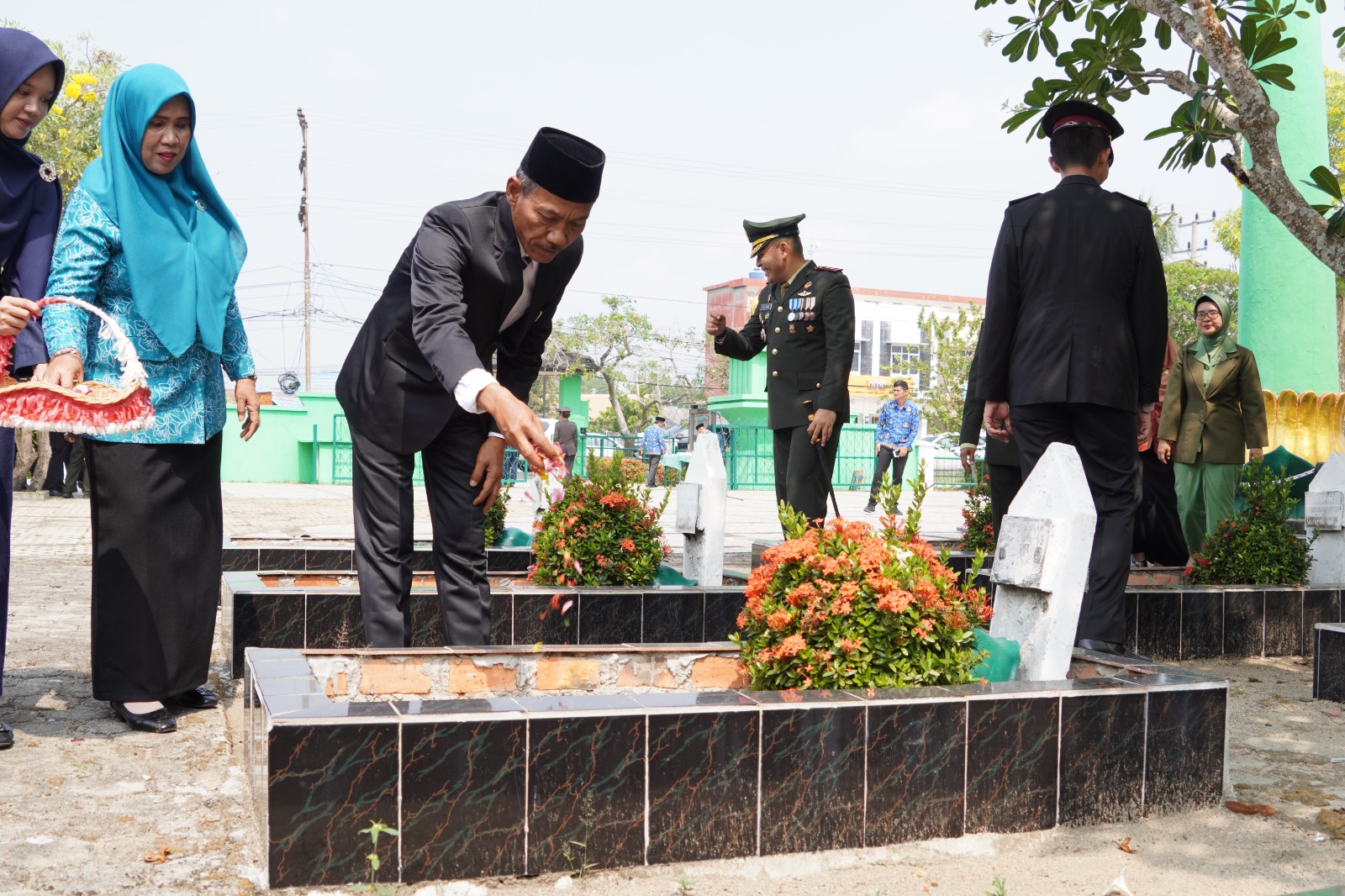 Khidmat, Forkopimda OKI Ziarah dan Tabur Bunga Peringati Hari Pahlawan