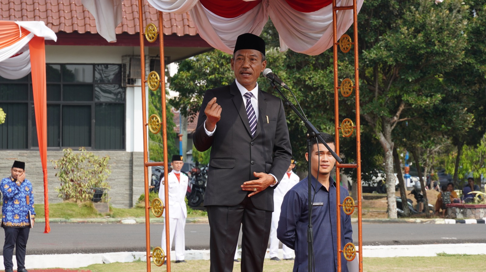 Momen Plt. Bupati OKI Ajak Peserta Upacara Nyanyikan Lagu ‘Gugur Bunga’ Kenang Jasa Pahlawan