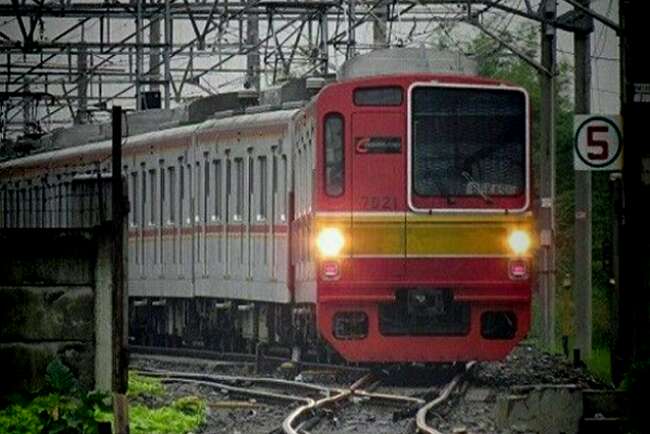 Lompat dari Jembatan Layang Jatinegara, Seorang Pria Remuk Ditabrak Kereta Api