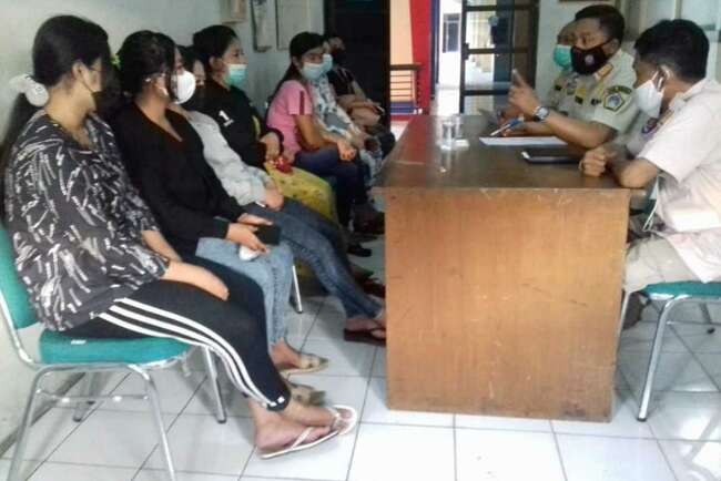 Berpakaian Seksi dan Tidak Prokes, Penjaga Warkop Diamankan