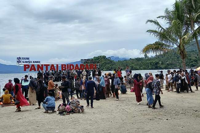 Wisatawan Serbu Danau Ranau