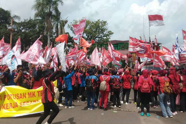 Ratusan Buruh Datangi Kantor Gubernur, Ini Tuntutannya…