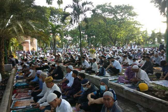 Masjid Agung Palembang Sudah Dipenuhi Warga untuk Salat Id