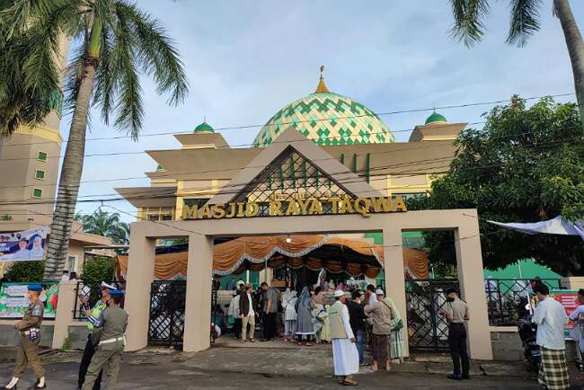 Masjid Raya Taqwa Palembang Sudah Dipenuhi Warga untuk Salat Ied