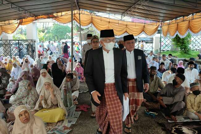 Wagub Mawardi Salat Ied di Masjid Raya Taqwa