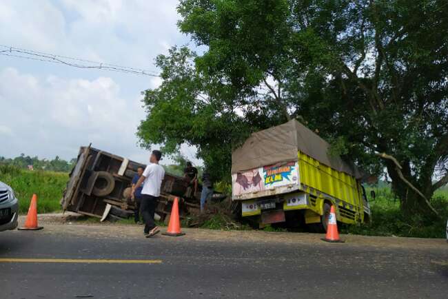 Sarat Muatan dan Hindari Sepeda Motor,  Truk Masuk Rawa