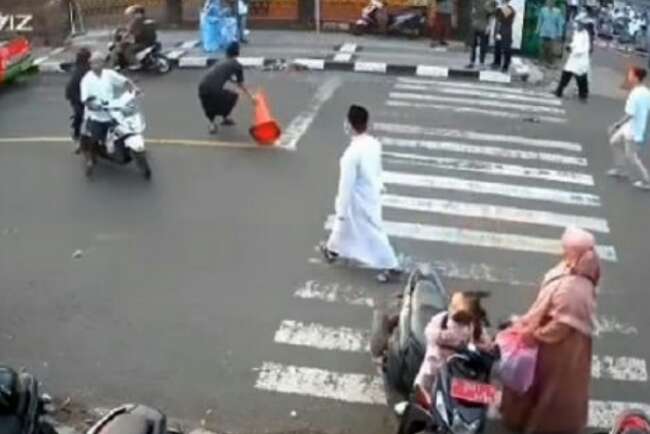 Geber-geber Motor di Depan Masjid, Aksi Pemuda Ini Bikin Emosi Jemaah Salat Idul Fitri