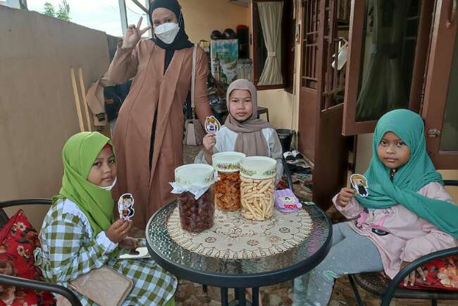 Unik, Bagi Suvenir Saat Lebaran