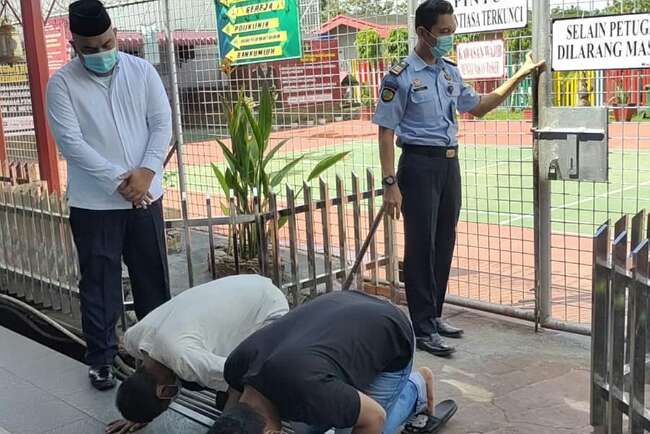 Dapat Remisi Langsung Bebas, David Keluar Lapas Palembang dan Sujud Syukur