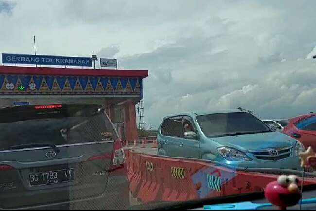 Ribuan Pemudik Lokal  Melintas di Tol Palembang-Kayuagung