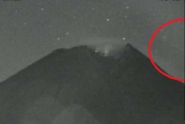 Viral Benda Asing dari Langit Jatuh di Atas Gunung Merapi