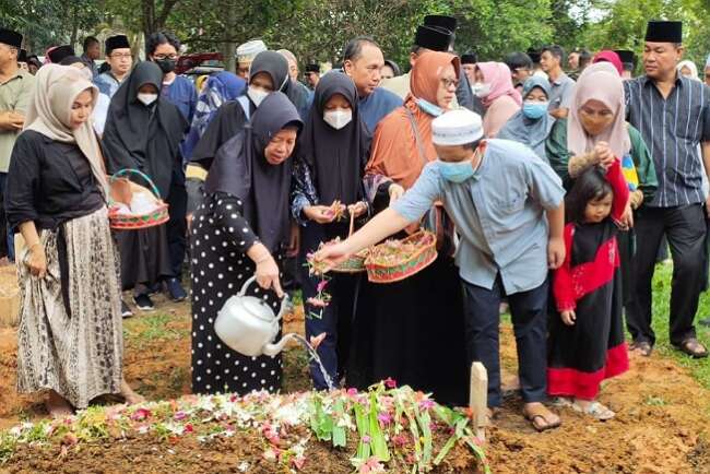 Rachman Djalili Dimakamkan di TPU Kebun Bunga Palembang