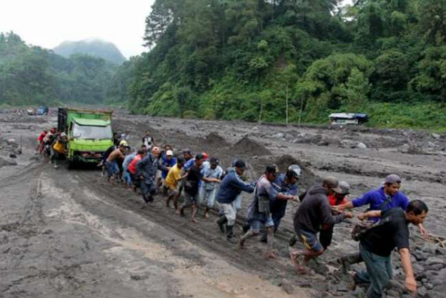 Warga Gotong Royong Tarik Truk Terjebak Lahar Merapi