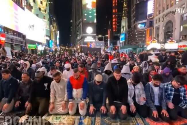 Hebat Ya, Muslim AS Salat Tarawih di Times Square, Pakai Pengeras Suara Nyaris Sekali