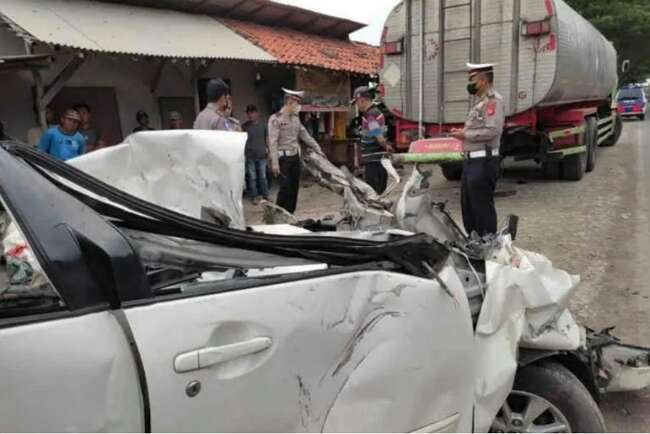 Avanza Hantam Truk Tangki, 6 Orang Tewas