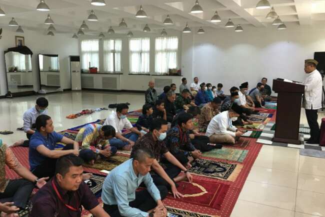 China Tutup Masjid, KBRI Tarawih di Aula