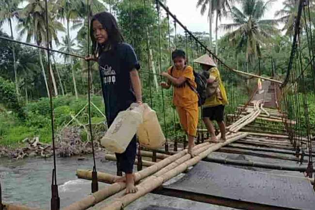 Bahaya Mengancam, Lantai Bambu Jembatan Gantung Tanjung Raman Memprihatinkan