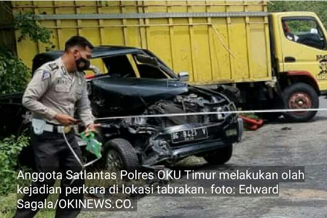 Dramatis, Evakuasi Pria Berseragam PNS Terjepit di Dalam Mobil Usai Tabrakan dengan Truk