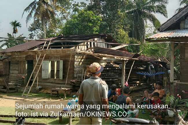 Puluhan Rumah Warga Desa Air Bening Diterjang Puting Beliung