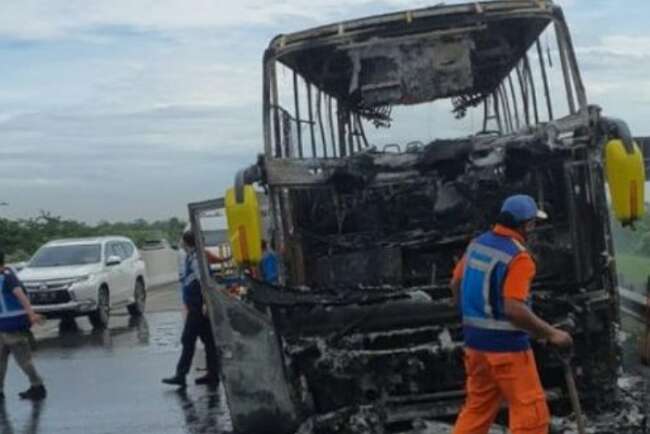 Bus Rombongan Rekreasi Terbakar di Tol Pandaan-Malang