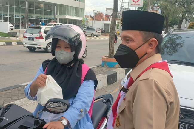 Kwarcab Pramuka Palembang Bagi-bagi Takjil Masyarakat