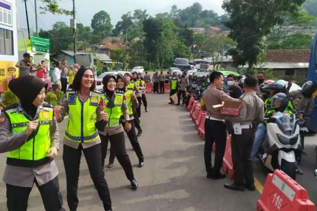 Sejumlah Polwan Cantik Rela Berjoget Demi Menghibur Pemudik di Kawasan Nagreg