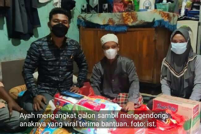 Ayah Viral ‘Antar Galon Gendong Anak’ Dapat Bantuan Tim Andalan Peduli