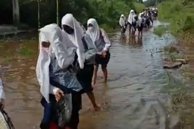 Pelajar SMP 5 Terpaksa Lepas Sepatu ke Sekolah