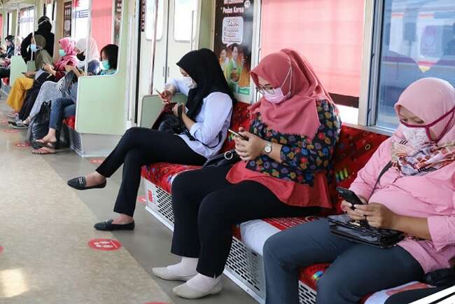 Duduk Tak Berjarak, Anak Balita Boleh Naik KRL