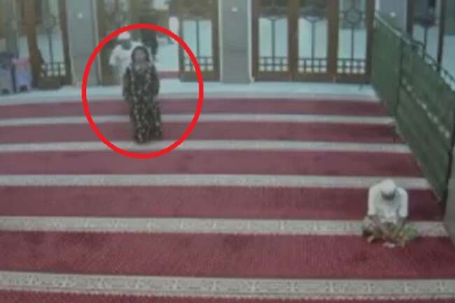 Viral Video Wanita Berdaster Bawa Sajam Masuk Masjid