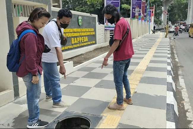 Bahaya Pejalan Kaki! Belasan Besi Penutup Trotoar di Jalan Kapten A Rivai Raib