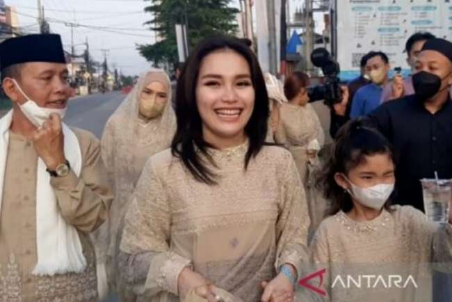 Alasan Ayu Ting Ting Pilih Berlebaran Hari Ini