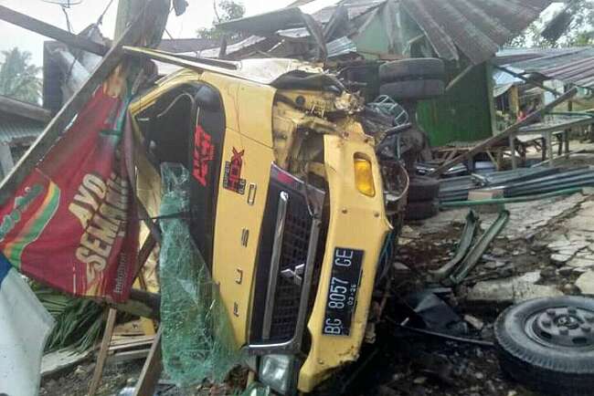 Truk Bibit Sawit Seruduk Ruko Kelontong