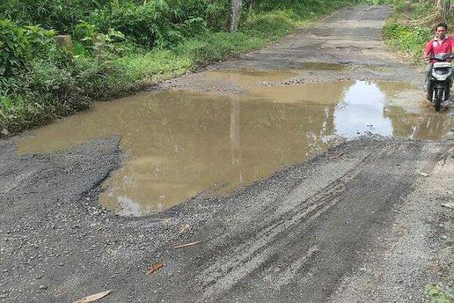 Warga Keluhkan Banyak ‘Kolam’ di Jalan Lintang Kanan