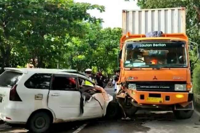 Mobil Xenia Vs Truk Kontainer, 10 Orang Terluka