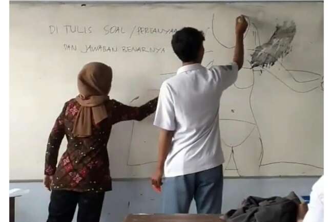 Pelecehan, Murid Gambar Tak Pantas di Papan Tulis, Guru Langsung Hapus