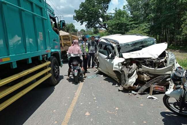 Xenia Ditabrak Dump Truk, Dua Penumpang Dilarikan ke Puskesmas