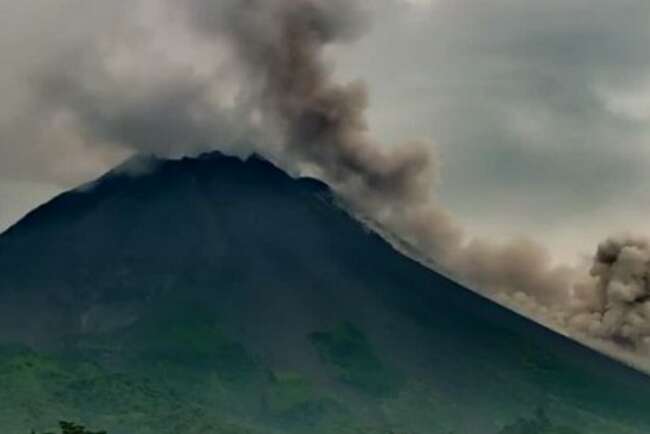 Gunung Merapi Luncuran Awan Panas 1,8 Kilometer