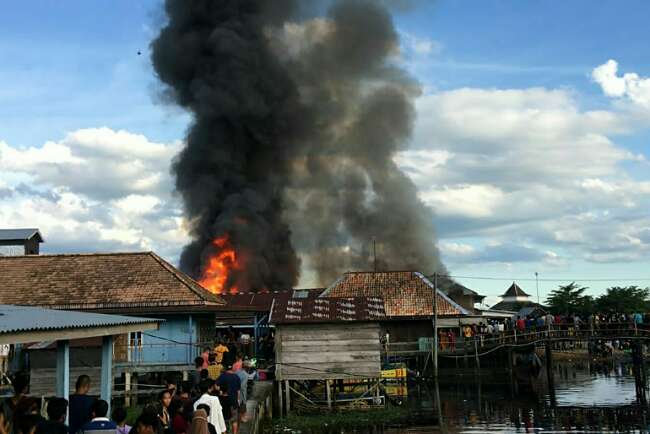 14 Rumah Panggung di Pulau Seribu Tulung Selapan Hangus Terbakar